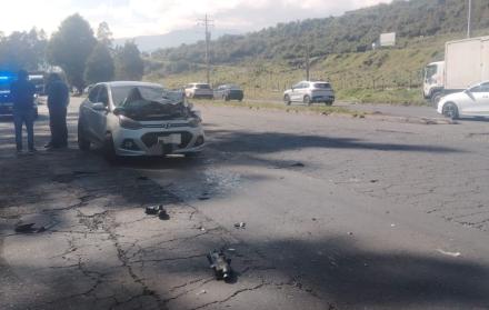 Partes de uno de los vehículos involucrados quedaron sobre la vía, debido a un accidente de tránsito múltiple en la avenida Simón Bolívar.