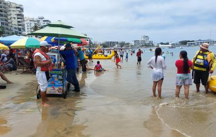 turistas en Salinas por feriado