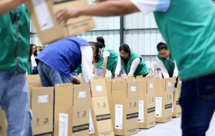 En la empresa integradora, Mongart, se integran los paquetes electorales, que se distribuirán al Ecuador.