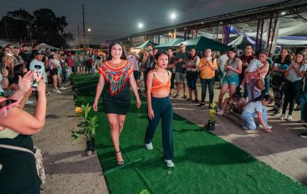 Moda. Mujeres de Pastaza mostraron su talento en desfile.