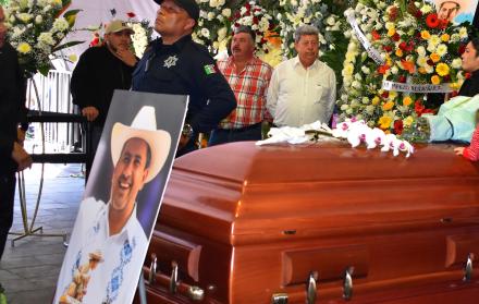 Familiares y amigos asisten al funeral del alcalde Carlos Manzo, en el municipio de Uruapan en Michoacán.