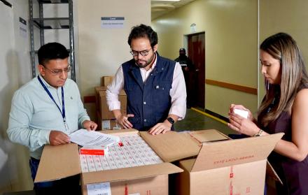 EDGAR LAMA ENTREGA MEDICINAS EN EL IESS