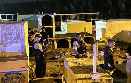 ASESINATO EN UN CEMENTERIO DE PASAJE