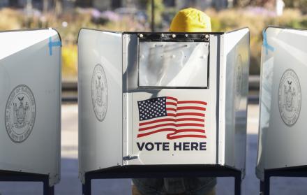 Detalle de un puesto de votación mientras un ciudadano ejerce su derecho al sufragio