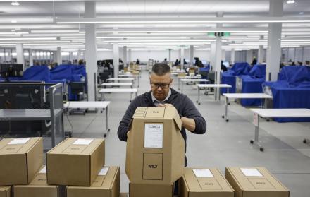 Un trabajador electoral prepara las papeletas para ser contabilizadas en el Centro de Procesamiento de Votos del Condado de Los Ángeles.