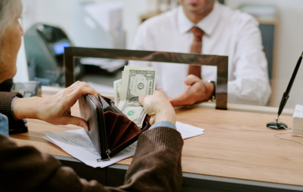 Los bonos sociales se mantienen activos en Ecuador para cubrir necesidades básicas y gastos de emergencia.