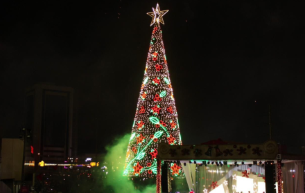 El icónico árbol de Navidad del Policentro 2025 iluminará la Ciudadela Kennedy en Guayaquil.