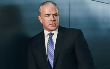 Raúl Rocha reprende a Nawat Itsaragrisil tras insultos a Fátima Bosch en Miss Universo 2025.