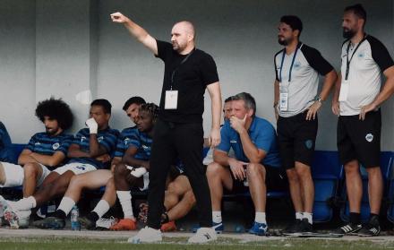 Mladen Zizovic (centro) falleció de un infarto que le dio cuando dirigía en Serbia.