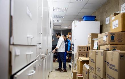 Edgar Lama, presidente del IESS, entrega medicamentos en Guayaquil, Quito y Cuenca.