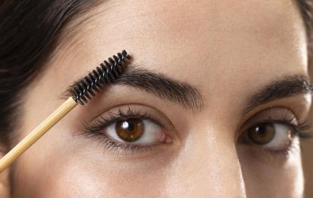 mujer-cuidando-sus-cejas