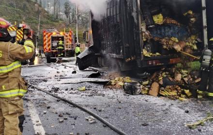 Un camión se incendió este 6 de noviembre en la av. Simón Bolívar, a la altura de Guápulo, en el oriente de Quito.