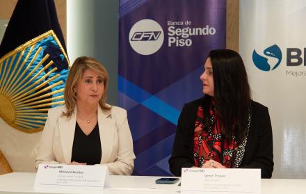 Autoridades de la CFN y el BID en un acuerdo de movilidad eléctrica.