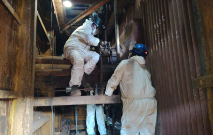 Dos personas trabajan en el proceso de reactivación de la termoeléctrica Trinitaria.