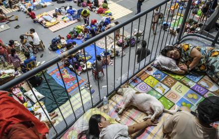 Familias afectadas por el tifón Kalmaegi