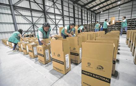 Kits. El CNE avanza en la elaboración de 42.006 paquetes electorales que se entregarán para el sufragio.