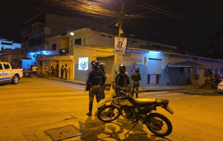 Agentes de la policía acordonaron el área donde ocurrió la masacre en un billar de Machala