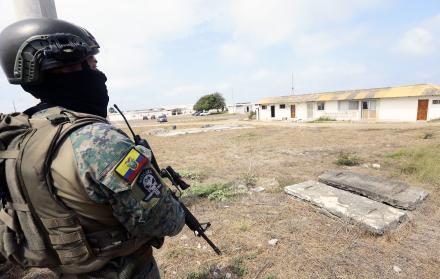 La secretaria de Seguridad Nacional de Estados Unidos, Kristi Noem llegó a Ecuador y visitó bases militares de Manta y Salinas.