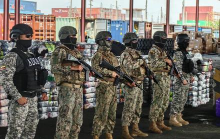 Miltares custodian artículos decomisados por Senae.