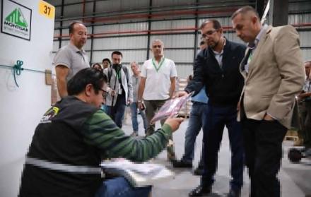 El CNE informó que más de 825 observadores nacionales e internacionales han sido acreditados para vigilar el desarrollo de la consulta popular y el referéndum.