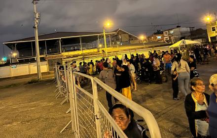 Al menos 200 personas permaneces afuera de la cárcel de Machala en busca de noticias de sus familiares.