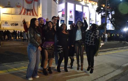 Ambiente en los exteriores del estadio Atahualpa precio al concierto de Shakira.