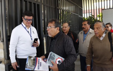 Nelson Erazo, presidente del Frente Popular, junto a delegados de organizaciones de jubilados y la Comisión de Defensa de la Seguridad Social.