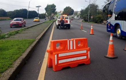 Existe fuerte congestión en la av. Simón Bolívar, después de que el municipio cerró dos carriles.