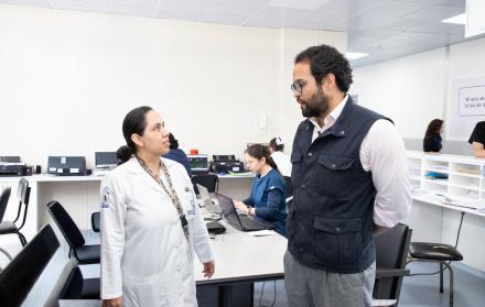 Lama supervisa la entrega de medicamentos en el Hospital Carlos Andrade Marín
