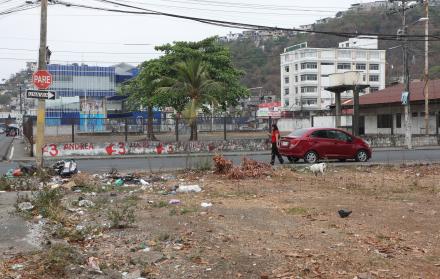 terreno abandonado frente al Municipio de Durán