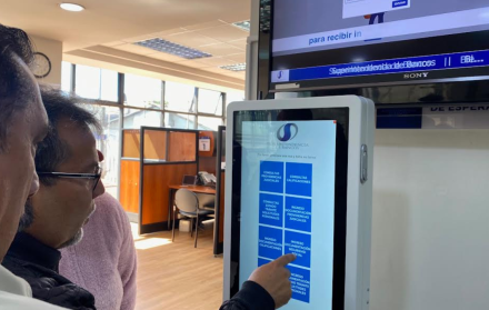 Nelson Erazo y otros dirigentes del Frente Popular y de la Comisión de Defensa del Seguro Social dejaron su solicitud en la Superintendencia de Bancos.