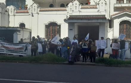 Los pacientes de las clínicas dializadoras realizaron un plantón frente al IESS, en las oficinas del edificio Zarzuela, norte de Quito.