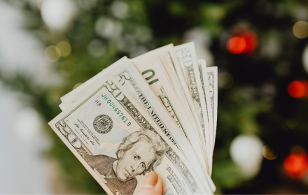 Trabajadores públicos deben recibir el décimo tercer sueldo hasta el 14 de noviembre, según el decreto del presidente Daniel Noboa.