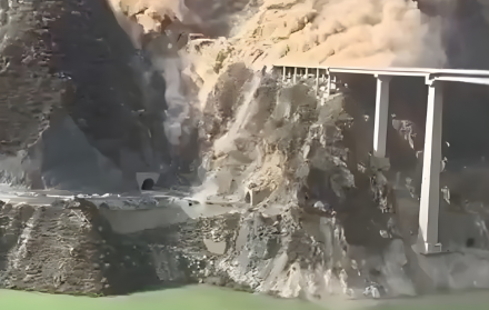 Imágenes muestran la nube de polvo tras la caída de la estructura moderna en China.