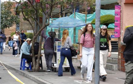personas caminando en la Republica del Salvador