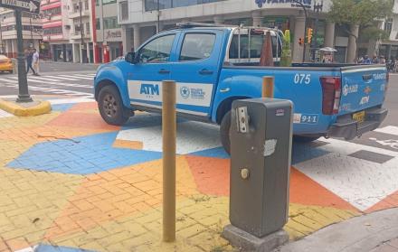 barrera vehicular en el centro de Guayaquil