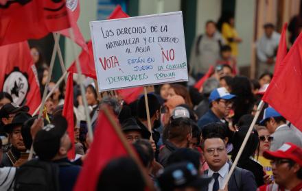 Personas se manifiestan en contra del referéndum convocado por el presidente de Ecuador, Daniel Noboa, este miércoles, en Quito