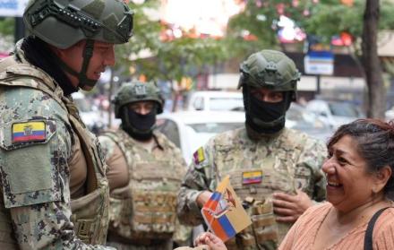 Daniel Noboa acredita bono 'Legado de Honor' para policías y militares