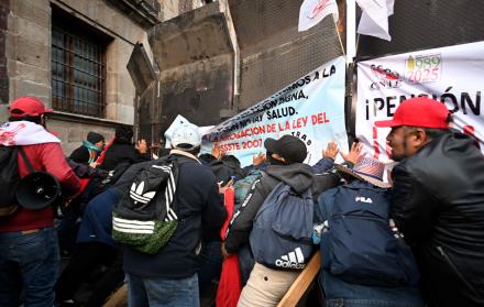 docentes afuera del Palacio Nacional de la Ciudad de México
