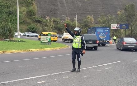Los agentes de la AMT realizan controles al transporte pesado en las avs. Ruta Viva y Simón Bolívar, luego de los continuos accidentes en ambos sitios.