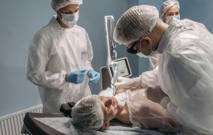 El Tribunal de Garantías Penales de Pichincha dictó un año de pena privativa de libertad para el cirujano plástico.