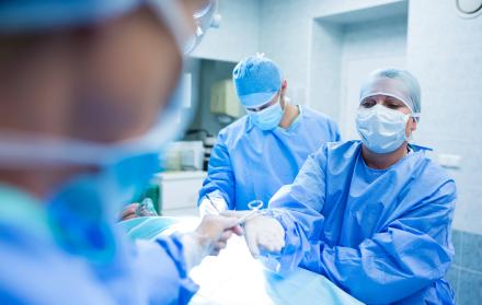 los-cirujanos-que-realizan-la-operacion-en-la-sala-de-operacion