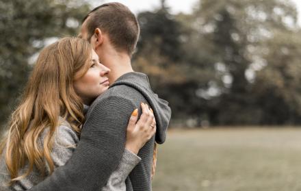 vista-lateral-felices-socios-abrazandose