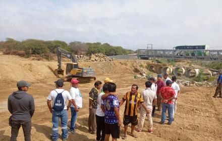 construcción nueva vía Engabao