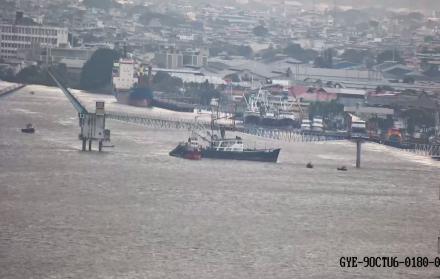 barco choca con puente de Santay