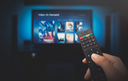 Xuper TV y Magis TV permiten ver películas, series y canales en vivo, pero presentan riesgos legales similares.