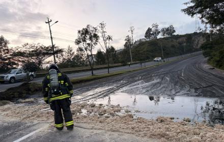 Bomberos limpian la Av. Simón Bolívar en el sector de Gualo