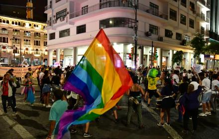 Simpatizantes de Pachakutik recorren la avenida Nueve de Octubre en Guayaquil durante el cierre de campaña.