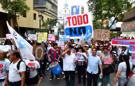 Ciudadanos portan banderas tricolor y pancartas con el mensaje “Nones” durante el cierre de campaña en Guayaquil.