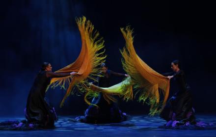 Bailarines y músicos locales celebran la novena edición del Festival Internacional de Artes Vivas en Loja.